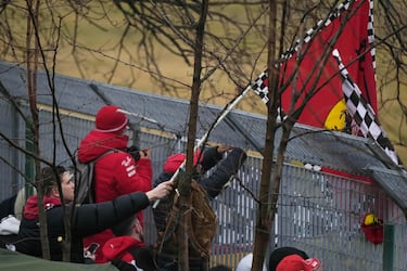 La gente se reúne afuera de la pista de Ferrari mientras el piloto británico Lewis Hamilton prueba el Ferrari.