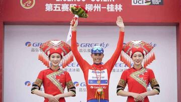 Enric Mas posa con el jersey rojo de l&iacute;der en el podio tras la quinta etapa del Tour de Guangxi.