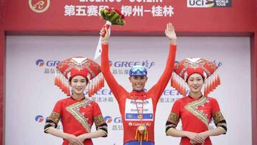 Enric Mas posa con el jersey rojo de líder en el podio tras la quinta etapa del Tour de Guangxi.
