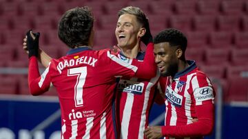 Los jugadores del Atlético celebran un gol al Valladolid.