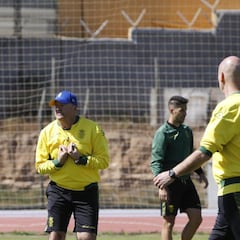 Los banquillos de Segunda se tiñen de blanquiazul
