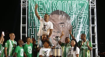 Así fue la emotiva despedida de Alexis Henríquez en el Atanasio Girardot. El central que hizo historia con Atlético Nacional fue ovacionado por miles de hinchas del club que retiró el número 12.