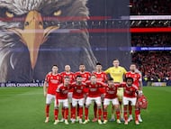 Benfica's players pose prior the UEFA Champions League knockout round play-off first leg football match between SL Benfica and Real Madrid CF at Estadio da Luz in Lisbon on February 17, 2026. (Photo by FILIPE AMORIM / AFP)