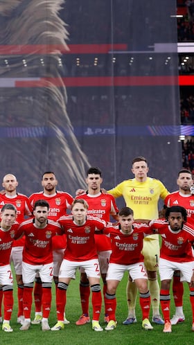 Benfica's players pose prior the UEFA Champions League knockout round play-off first leg football match between SL Benfica and Real Madrid CF at Estadio da Luz in Lisbon on February 17, 2026. (Photo by FILIPE AMORIM / AFP)
