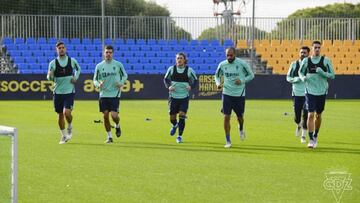 El C¨¢diz vuelve al trabajo con un jugador a prueba