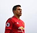 Esperpento Alexis Sánchez: se lesionó chocando con el línea
