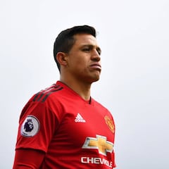 Esperpento Alexis Sánchez: se lesionó chocando con el línea