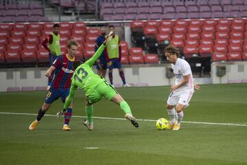 ¡¡GOLAZO DE MODRIC!! ¡Recibió un balón de Rodrygo dentro del área, dejó sentado a Neto en dos ocasiones con dos regates y marcó con un disparo con el exterior! 