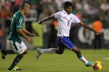 Francinilson Santos Meireles, estuvo con el Cruz Azul en el 2012. No logró consolidarse y a partir de ahí llegó un desfile de equipos para él; Atlético Paranaense, Daejeon Citizen (Corea del Sur), Chapecoense. Fluminense, Ponte Preta, Goiás, Fluminense y Alagoano. Dejando a un lado al Daejeon, todos los demás son clubes brasileños.