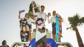 Claudia Le&oacute;n (Freestyle Woman), Alex Pastor (Freestyle Man) y David Mar&iacute;n (Strapless), ganadores de la Spain Kiteboarding League (SKL) 2018. En la foto, subidos al podio en la &uacute;ltima prueba, en Tarifa (C&aacute;diz).