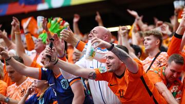 Soccer Football - Euro 2024 - Group D - Poland v Netherlands - Hamburg Volksparkstadion, Hamburg, Germany - June 16, 2024 Netherlands fans celebrate after the match REUTERS/Kacper Pempel