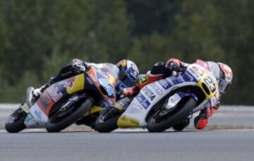Niccolo Antonelli y Miguel Oliveira durante la carrera de Moto3.