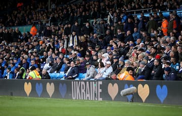 En el estadio de Elland Road, durante el Leeds United-Tottenham Hotspur, se pudo ver en los carteles un mensaje de apoyo a Ucrania.