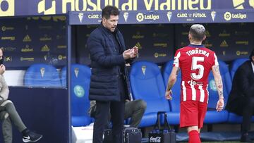 Simeone dialoga con Torreira.