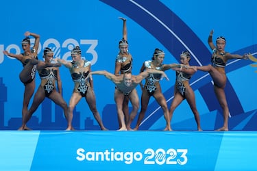 Cuando se llevaban disputados 14 días de competición en los Juegos Panamericanos de Chile, llegó el turno de la natación artística, que en esta edición permite hasta dos varones por equipo. En la imagen, el nadador y las nadadoras de Estados Unidos realizan su ejercicio de rutina acrobática en el Centro Acuático del Estadio Nacional, en Santiago.