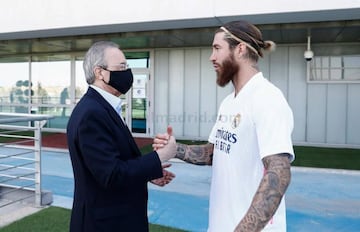 Florentino Pérez y Sergio Ramos se saludan en la Ciudad Deportiva del Real Madrid en Valdebebas el 1 de agosto de 2020