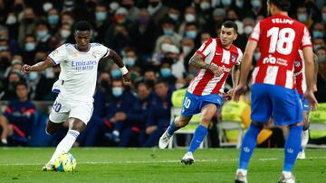 Vinicius conduce el balón en el último derbi entre Real Madrid y Atlético jugado en el Bernabéu, en diciembre de 2021.