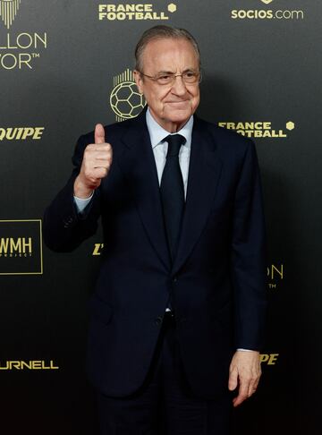 El presidente del Real Madrid, Florentino Pérez, posa a su llegada a la ceremonia de entrega del Balón de Oro, este lunes en París.