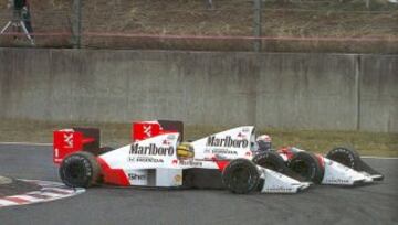 1989. Uno de los duelos más sonados de la historia de la F1 fue el protagonizado por Ayrton Senna y Alain Prost en Japón. En la penúltima carrera de la temporada Senna alargó la frenada en la chicane y chocó con Prost, que no pudo continuar. Senna acabó la carrera tras ser empujado por los comisarios pero posteriormente fué descalificado en una polémica decisión que alejaba al brasileño del título en favor del francés. Prost acabaría ganando el Mundial en la última cita en Australia.