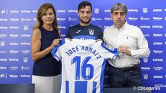 Mar&iacute;a Victoria Pav&oacute;n y Txema Indias posan junto a Jos&eacute; Arn&aacute;iz, que muestra su nueva camiseta.