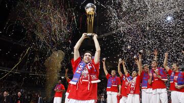 Sergi Vidal celebra la Copa del Rey del Baskonia.