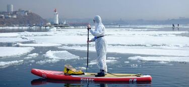 Paddle surf con traje protector como muestra de apoyo