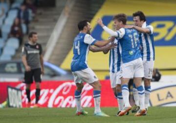 1-1. Canales celebra el gol del empate con sus compañeros.