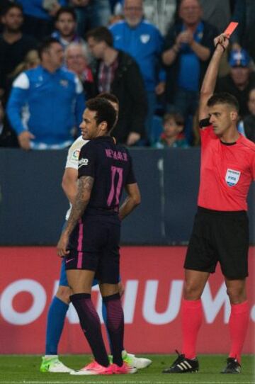 Gil Manzano shows Neymar a red card.