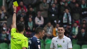 Mantilla, del Racing, vio la cuarta tarjeta amarilla.