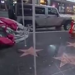 Un hombre destroza la estrella de Donald Trump en Hollywood