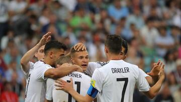 Werner festejando el gol junto a sus compa&ntilde;eros