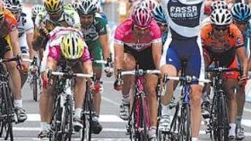 <b>ESTA VEZ SÍ. </b>Alessandro Petacchi pudo imponer su poderoso sprint en su tercera oportunidad.