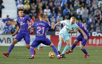 Iniesta rodeado de contrarios.