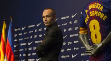 El acto de renovación de por vida de Iniesta con el Barça