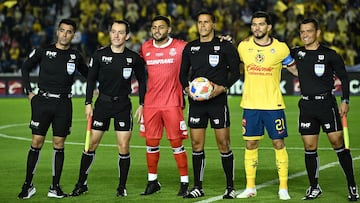 Assistant Referee 2 Jorge Antonio Sanchez,, Referee 4 Adonai Escobedo, Alexis Vega of Toluca, central Referee Daniel Quintero, Henry Martin of America, Assistant Referee 1 Marco Antonio Bisguerra during the final first leg match between America and Toluca as part of the Liga BBVA MX, Torneo Clausura 2025 at Ciudad de los Deportes Stadium on May 22, 2025 in Mexico City, Mexico.