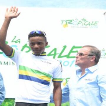 Glenn Morvan Moulengui luce el maillot de mejor gabonés ante la mirada de Bernard Hinault.