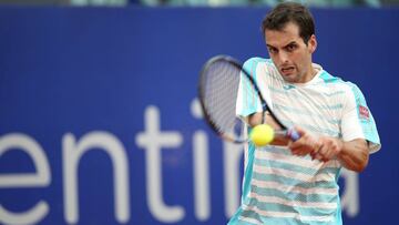 Albert Ramos devuelve una bola a Leonardo Mayer durante su partido en el Argentina Open que se disputa en Buenos Aires.