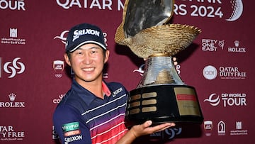 Hoshino, con el trofeo de ganador en Qatar.