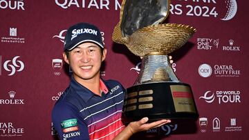 Hoshino, con el trofeo de ganador en Qatar.