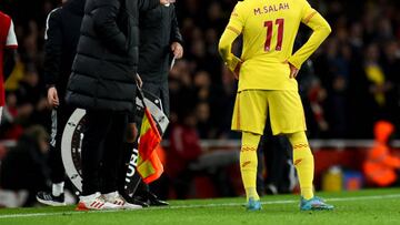 LONDON, ENGLAND - MARCH 16: ( THE SUN OUT,THE SUN ON SUNDAY OUT) Mohamed Salah of Liverpool with Jurgen Klopp manager of Liverpool during the Premier League match between Arsenal and Liverpool at Emirates Stadium on March 16, 2022 in London, England. (Photo by Andrew Powell/Liverpool FC via Getty Images)