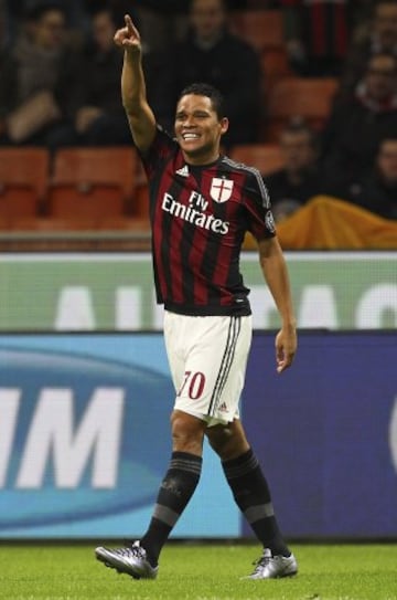 Carlos Bacca anota de lujo al minuto 14 el gol que acerca a Milan a las semifinales de la Copa de Italia. 