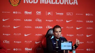 PALMA DE MALLORCA, 19/01/2025.- El entrenador del Mallorca, Jagoba Arrasate, durante la rueda de prensa que ofreció este domingo en San Moix de cara al encuentro de mañana ante el Villarreal. EFE/ Miquel A. Borràs