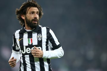 Imposible tenerle rencor. Pese a pasar por los tres equipos históricamente más grandes de la Serie A, Pirlo ha sido, es y será respetado tanto en Italia como en el resto del mundo. Siempre respetuoso con los rivales, sus 'traiciones' han sido pasadas por alto. En Italia se convirtió en uno de los mejores centrocampistas mundiales. Pasó del Inter al Milán por 35 millones de euros. Cuando llegó a la Juventus (había quedado liberado al acabarse su contrato y no renovarlo el equipo rossonero) la mayoría pensó que lo hacía para ganar alguna liga en lo que su nivel se venía a menos. Ni mucho menos, en las cuatro temporadas que estuvo en la Vecchia Signora rindió como la estrella que era.