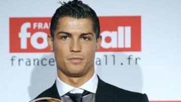 Cristiano Ronaldo posa con el Balón de Oro que conquistó en 2008.