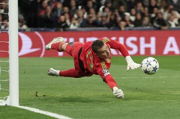 Lunin detiene el penalti al Braga.