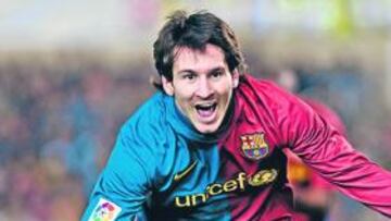 <b>FENÓMENO. </b>Leo Messi posó el jueves con Roberto Saviano, autor de 'Gomorra', después del partido.