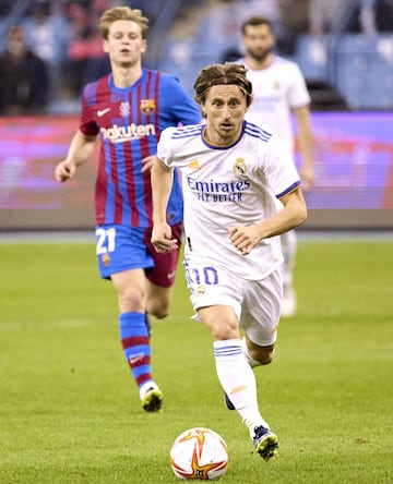 Luka Modric se marcha ante la mirada impotente de Frankie De Jong.