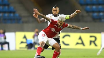 Futbol, Deportes Iquique vs Colo Colo.
Fecha 8, Liga de Primera 2025.
El jugador de Deportes Iquique Brayan Soto disputa el balon contra Arturo Vidal de Colo Colo durante el partido de primera division disputado en el estadio Tierra de Campeones de Iquique, Chile.
12/06/2025
Alex Diaz/Photosport
Soccer, Deportes Iquique vs Colo Colo.
Date 8, Liga de Primera 2025.
Deportes Iquique's player Brayan Soto disputes the ball against Colo Colo's Arturo Vidal during the first division match played at the Tierra de Campeones stadium in Iquique, Chile.
12/06/2025
Alex Diaz/Photosport