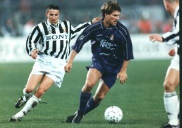 Laudrup seguido por Del Piero en el Juve-Real Madrid.