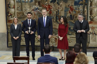 El rey Felipe VI entrega al atleta Álvaro Martín Uriol su galardón en la entrega de los Premios Nacionales del Deporte 2023 y 2024.